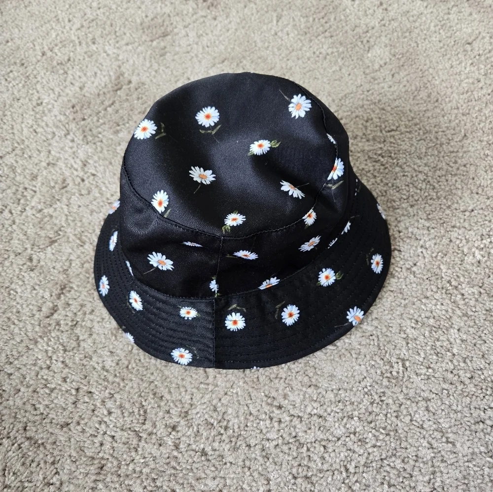 Alice + Olivia Reversible‎ Daisy Floral Print Bucket Hat One Size Black White